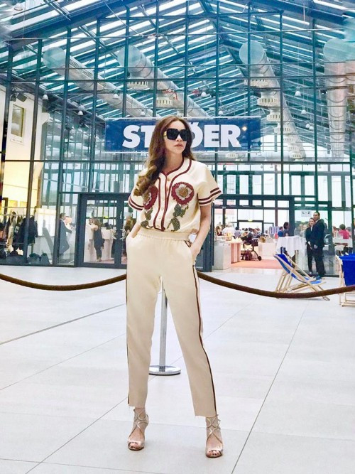 Hà Hồ được mệnh danh là “Nữ hoàng street style”, với cách kết hợp trang phục thời thượng với những món đồ hàng hiệu đắt tiền. Cô liên tục lọt vào top sao mặc đẹp và xuất hiện thường xuyên trên các tạp chí thời trang hàng đầu trong nước.