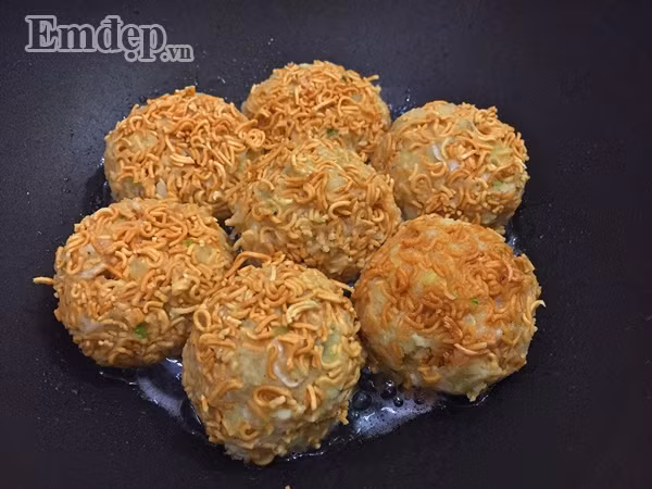 Bước 6: Làm nóng chảo, cho tương đối nhiều dầu ăn, đợi dầu nóng thì cho khoai tây vào chiên cho chín vàng đều.