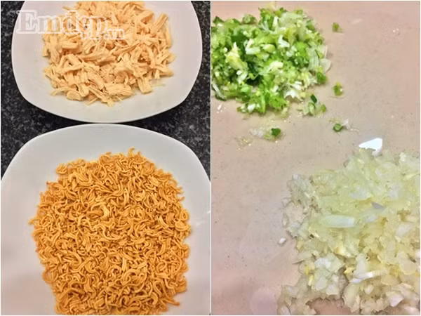 Bước 2: Thịt ức gà đem luộc chín rồi xé nhỏ thành từng sợi. Bước 3: Mỳ tôm bóp vụn. Hành tây và hành hoa băm nhỏ.