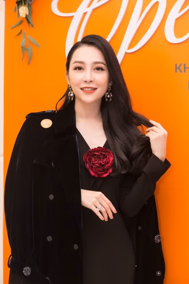 Tuy nhiên, tại sự kiện người đẹp Linh Nga từ chối chia sẻ về chuyện riêng này và cho biết, đó thuộc phạm trù riêng tư và cũng đã giải quyết xong nên cô xin phép giữ cho riêng mình.