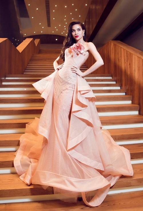 Nếu giọng ca của Hồ Ngọc Hà khiến người nghe “đã tai” thì gout thời trang của cô khiến người xem “đã mắt”. Tại các sự kiện trong làng giải trí chưa bao giờ cô làm người hâm mộ thất vọng mỗi khi xuất hiện. Không chỉ xinh đẹp, Hà Hồ còn có tác phong chuyên nghiệp hơn nhiều so với ngày trước.