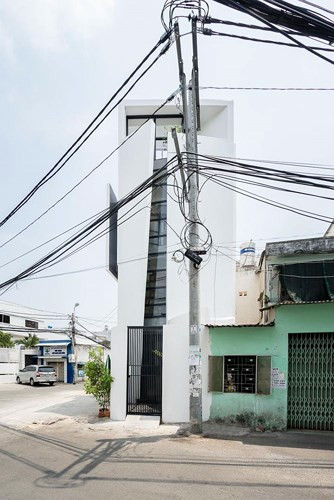 Không gian kiến trúc được tạo nên mang lại sự cân bằng từ chi phí xây dựng đến nhu cầu cuộc sống. Hơn nữa, ngôi nhà mang lại không gian sống tránh xa khỏi sự chật chội, đông đúc của phố thị