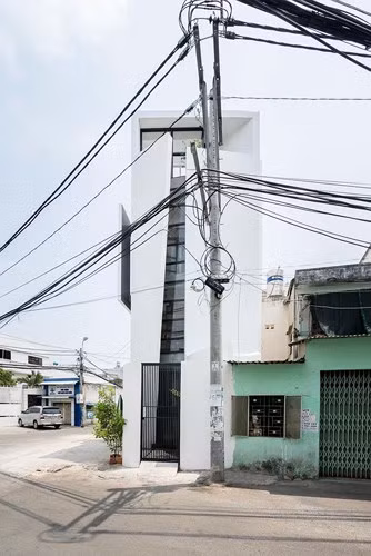 Không gian kiến trúc được tạo nên mang lại sự cân bằng từ chi phí xây dựng đến nhu cầu cuộc sống. Hơn nữa, ngôi nhà mang lại không gian sống tránh xa khỏi sự chật chội, đông đúc của phố thị