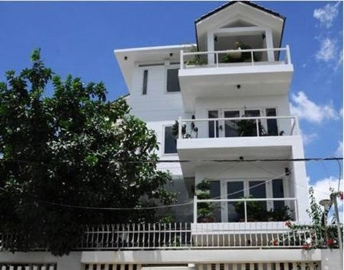 Nhà ở Hồ Ngọc Hà hiện đang ở trong căn biệt thự sang trọng đắt giá tại TP.HCM. Ngôi nhà được "nữ hoàng giải trí" mua năm cô 27 tuổi. Nữ ca sĩ từng chia sẻ về căn nhà của mình: "Hà thích màu trắng vì nó thanh thoát. Còn màu đen mang ý nghĩa quyền lực. Căn nhà là nơi mình ăn đời ở kiếp nên đương nhiên, sẽ có những lúc mình cảm thấy nhàm chán. Thế nên mình đi theo trường phái đơn giản nhất để mình có thể thay đổi. Sự đơn giản luôn là đỉnh cao". Ngôi nhà trị giá bạc tỷ được sơn trắng toàn bộ, gồm có 3 tầng lầu. Trong bài PV cách đây không lâu, Hà Hồ còn tiết lộ nhà của cô khá gần với nhà chồng cũ Cường Đô La. Đây là cách để con trai Subeo có thể qua lại dễ dàng giữa hai gia đình.