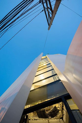 Trên khu đất 27m2, tầng trệt ngôi nhà chỉ chiếm 24m2, còn lại dành cho không gian sân vườn. Tầng trệt và tầng lửng được chủ nhà cho thuê.