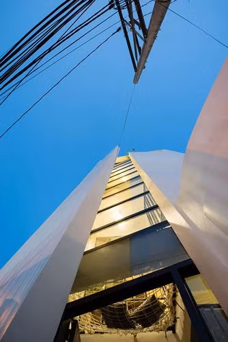 Trên khu đất 27m2, tầng trệt ngôi nhà chỉ chiếm 24m2, còn lại dành cho không gian sân vườn. Tầng trệt và tầng lửng được chủ nhà cho thuê.