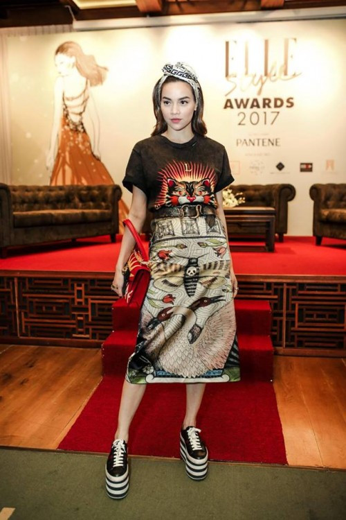 Nhắc đến cái tên Hồ Ngọc Hà người ta thường nghĩ đến những món đồ xa xỉ mà cô sở hữu. Dù xuất hiện ở đâu “Nữ hoàng giải trí” luôn khiến mọi người phải ngoái nhìn vì phong cách thời trang làm nên biểu tượng của cô.