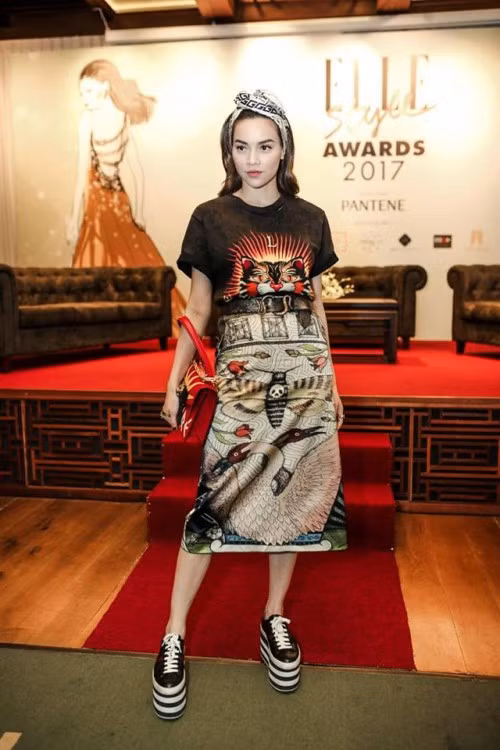 Nhắc đến cái tên Hồ Ngọc Hà người ta thường nghĩ đến những món đồ xa xỉ mà cô sở hữu. Dù xuất hiện ở đâu “Nữ hoàng giải trí” luôn khiến mọi người phải ngoái nhìn vì phong cách thời trang làm nên biểu tượng của cô.