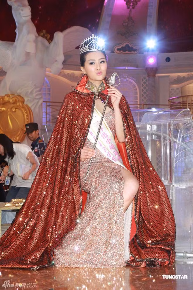 Trương Danh Nhã sinh năm 1987 ở Hong Kong. Năm 2009, cô đoạt danh hiệu Á hậu Hoa hậu Trung Quốc tại Vancouer. Năm 2012, Danh Nhã ghi danh tham gia cuộc thi Hoa hậu Hong Kong và giành chiến thắng.