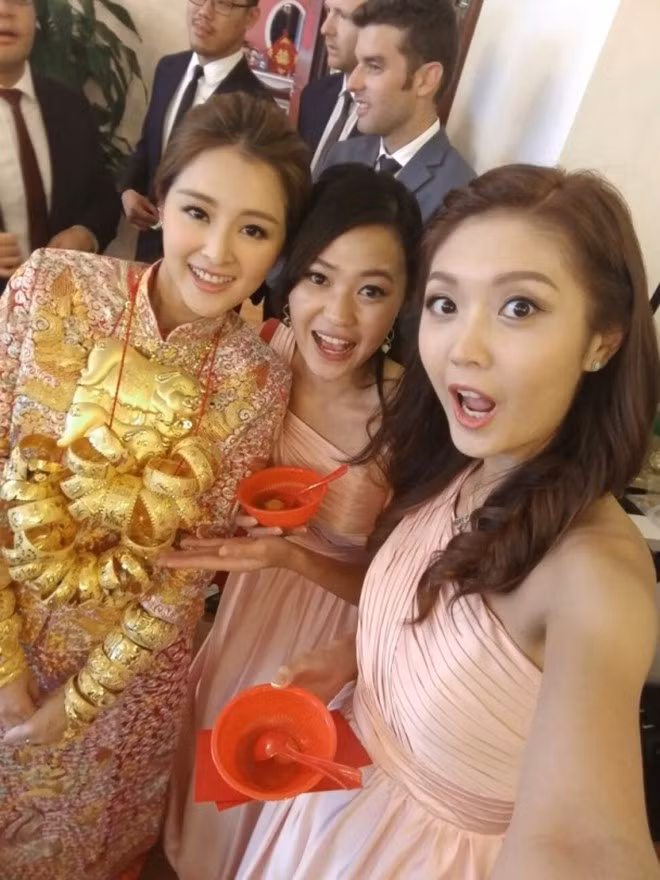 Người đẹp sinh năm 1987 đeo trên cổ hơn 20 chiếc vòng vàng in hình long phụng được gia đình và người thân hai bên trao tặng. Trương Danh Nhã là mỹ nữ đầu tiên trong showbiz “dám” khoe ảnh đeo "tấn" vàng trong ngày cưới. Nhiều người không khỏi choáng ngợp trước đám cưới xa hoa của Hoa hậu. 