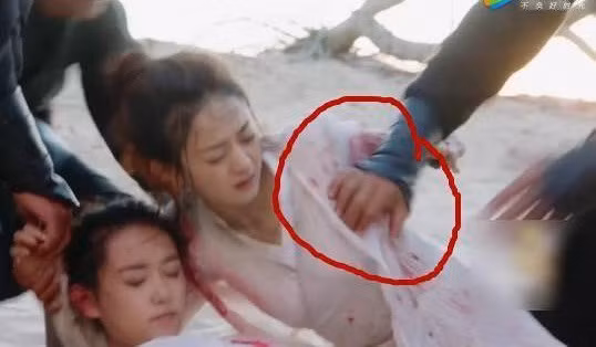 Sao nu Trung Quoc bi sam so truoc ong kinh: Canh song chung voi lu-Hinh-2