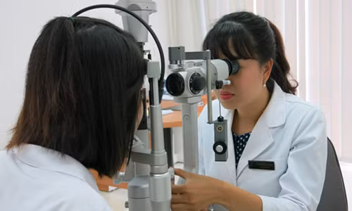 Mối nguy hiểm khi dụi mắt Moi nguy hiem khi dui mat