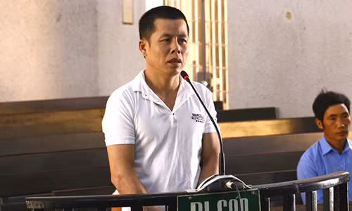 Cha duong cho con rieng cua vo vao rung cao su hiep dam