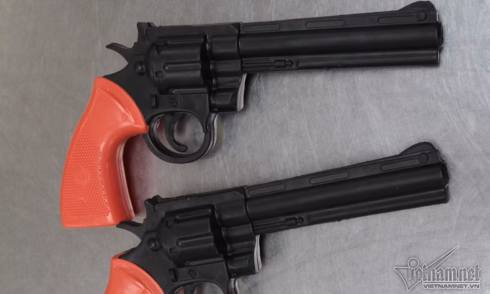 Mô hình khẩu súng nhựa giống như súng thật. Đây là đồ chơi tuyệt đối không được mang lên máy bay.