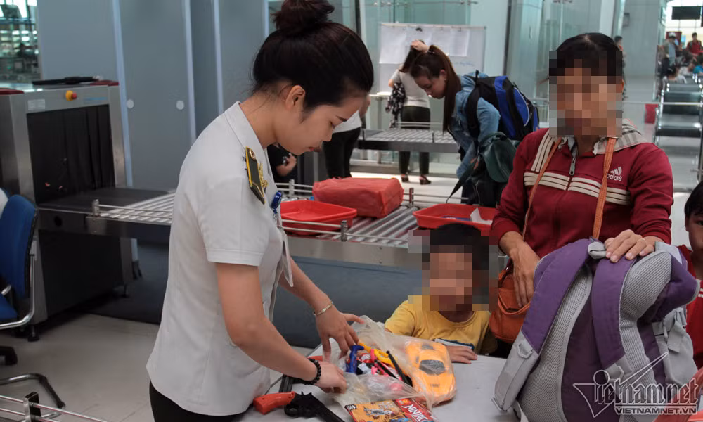 Nhiều vật dụng là đồ chơi trẻ em có thể gây nguy hiểm cho chuyến bay đều phải bỏ lại.