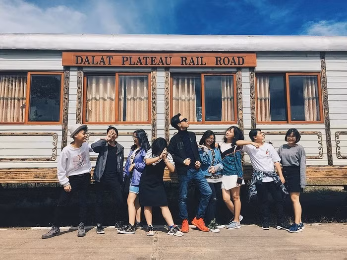 Từ chụp ảnh nhóm với những toa màu nhuốm màu cổ điển...