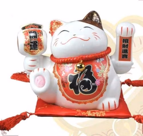 Mèo may mắn Chú mèo may mắn thường mang lại nhiều may mắn, tiền bạc và tình yêu cho gia chủ. Mèo may mắn Trung Quốc cùng với mèo vẫy tay Manaeki Neko của Nhật Bản là hai biểu tượng khá phổ biến được nhiều chủ nhà lựa chọn để bày biện trong nhà mình.