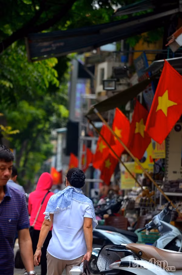 Chị Nguyễn Vân Thùy (phố Bà Triệu) cho biết, cả phường đều đồng loạt treo cờ đỏ sao vàng để mừng ngày Quốc khánh 2/9. Hàng trăm lá cờ tung bay phất phới trên con đường này: "Treo lá cờ lên trước cửa nhà, tôi cảm thấy tự hào vì là người Việt Nam, cảm giác như đang hòa chung không khí của cả nước mừng Tết Độc lập.