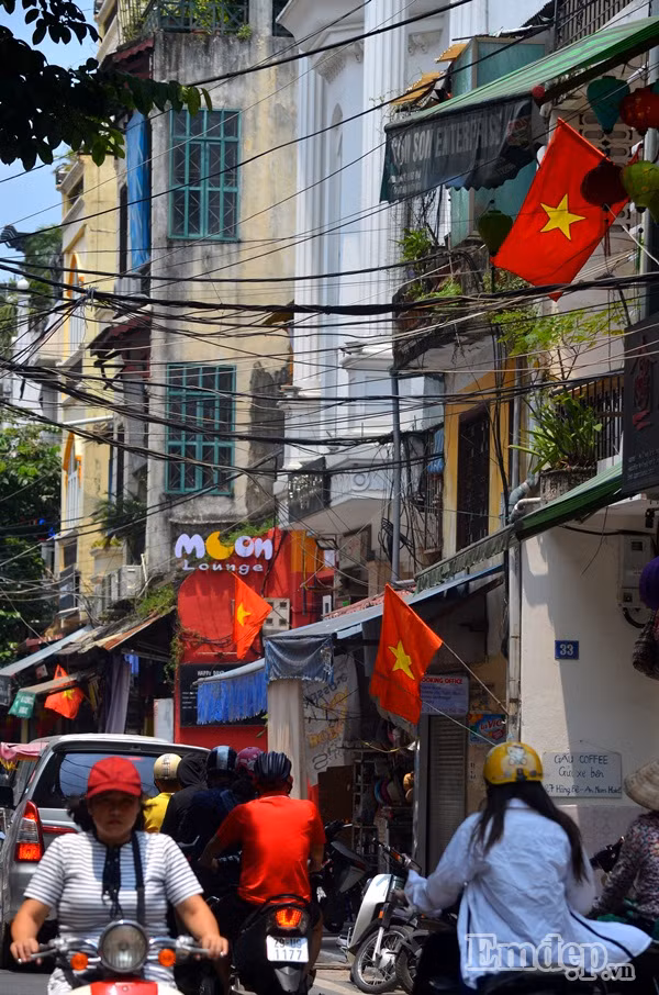 Đi dạo khu phố cổ vào những ngày này, chúng ta dễ bắt gặp lá cờ đỏ sao vàng tung bay phấp phới.