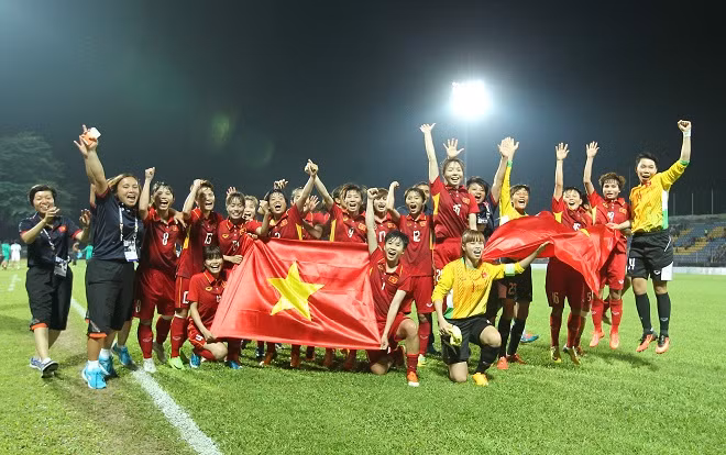 "Co cau thu nu phai nhin de de tap trung da bong"-Hinh-3