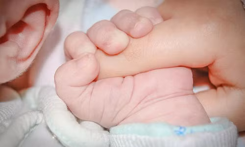 10 nguyen tac me can nho de bao ve con khoi chung dot tu so sinh