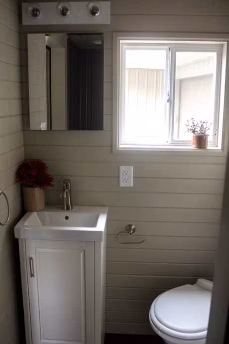 Phòng vệ sinh không thể thiếu dù diện tích căn nhà khá khiêm tốn.