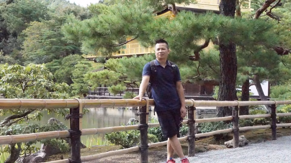 Ban cong nho xinh thom ngat hoa hong cua cua ong bo dam Yen Bai