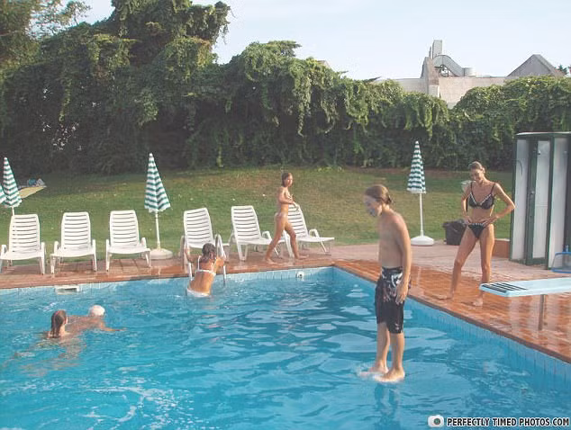 Chàng trai đứng trên mặt nước.