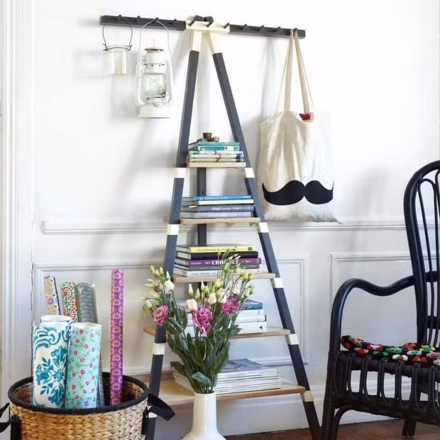 Biến tấu một chút chiếc thang cũ và đặt cạnh tủ quần áo hay phòng ngủ và thế là bạn đã có một chiếc kệ vừa đẹp vừa độc lạ rồi đấy.