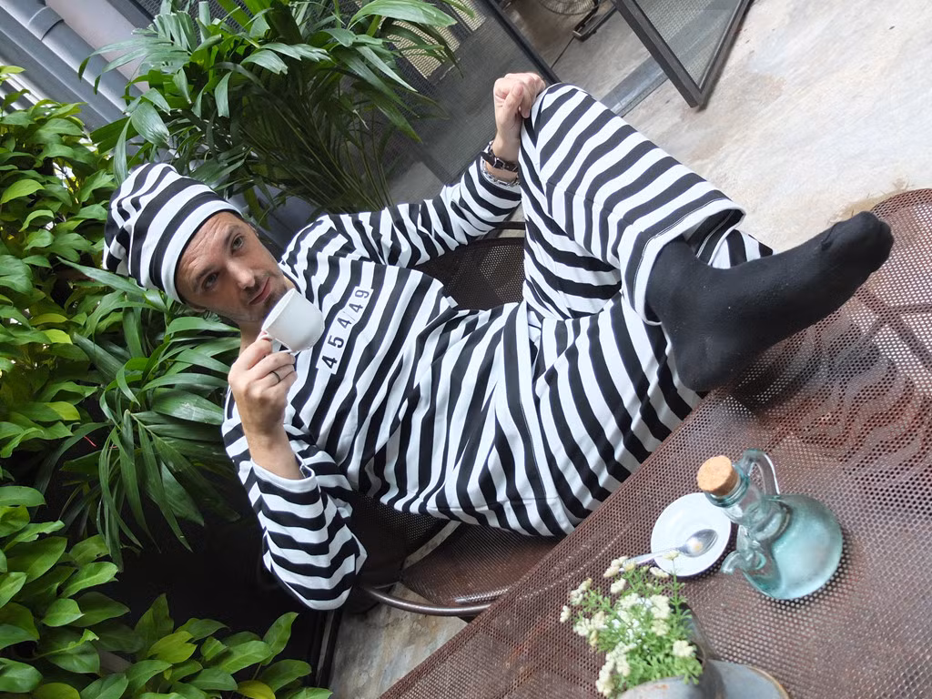 Họ cũng được phát két sắt nhỏ và mã số tù nhân thay cho chìa khóa phòng. Ảnh: Coconuts.