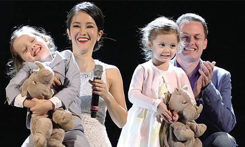 Gia đình hạnh phúc của ca sĩ Hồng Nhung. Ảnh: TL