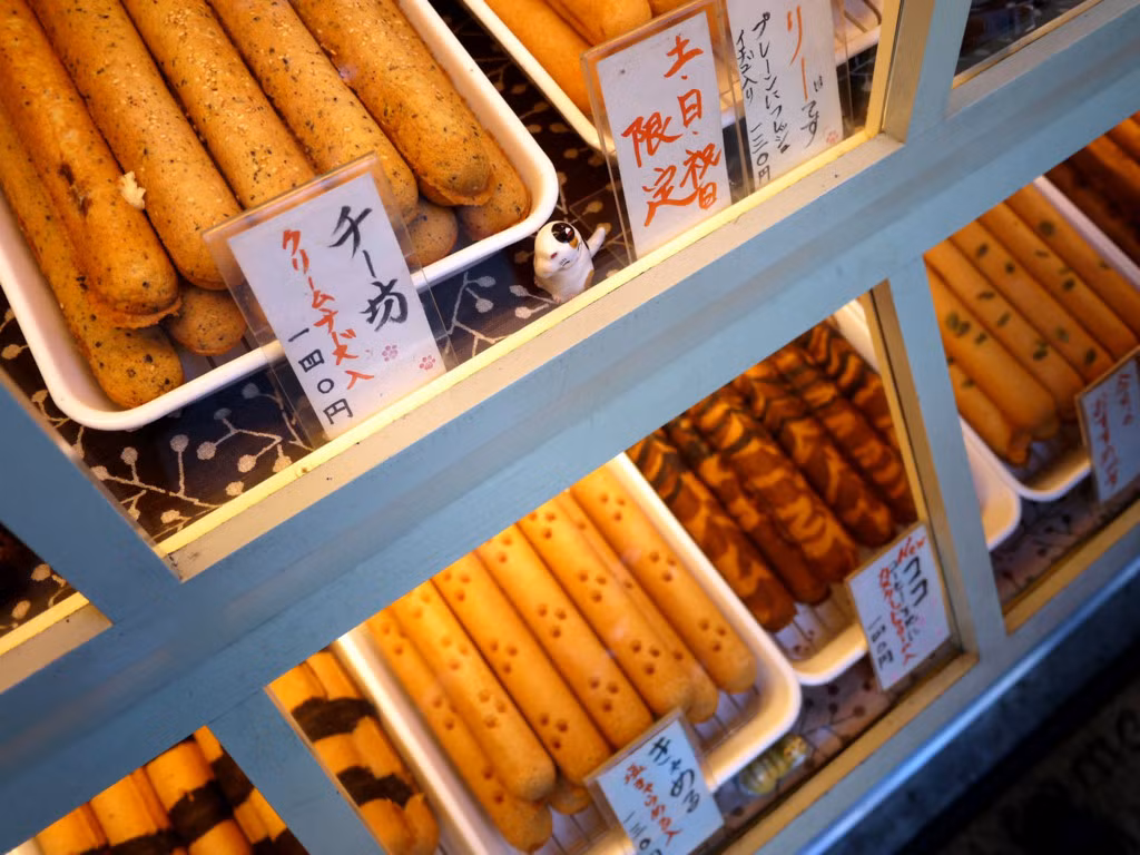 Tour Yanaka của Oishii Tokyo (Tokyo, Nhật Bản): Công ty du lịch Oishii Tokyo cung cấp tour dành cho nhóm khách quy mô nhỏ - tối đa 7 người - tham quan khu Yanaka giàu tính lịch sử. Bạn sẽ ghé qua những nhà hàng nhỏ, ngồi ăn ở quầy hàng rong trên đường phố, thưởng thức món ăn vặt như đậu nành nướng bơ, bánh đại phúc mochi daifuku, hoặc bánh dầy nhân đậu đỏ. Bên cạnh đồ ăn là chủ đề chính, du khách cũng sẽ thưởng thức rượu sake hoặc cà phê địa phương. Hướng dẫn viên có thể gợi ý những món ăn thay thế nếu khách bị dị ứng. Chi phí: 2,5 triệu đồng cho 3 tiếng. Ảnh: Nikkibi.