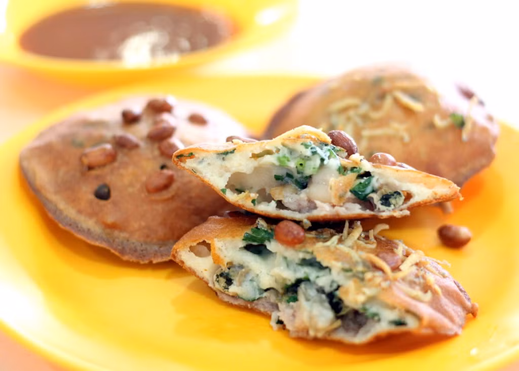 Tour Đi bộ và Nếm thử Ẩm thực Chinatown của Food Tours Singapore (Chinatown, Singapore): Tới khu phố ẩm thực ngoài trời của Singapore, du khách có thể bối rối trước quá nhiều quầy hàng bán phở, thịt quay, đồ ngọt… Hướng dẫn viên sẽ đưa bạn tới 6 hoặc 7 quầy để thử một số món ngon như bánh nhân hàu, súp, và đá bào. Chi phí: Dài 4 tiếng, nhóm tối đa 12 khách, 1,5 triệu đồng/người lớn, và 1 triệu đồng/trẻ em. Ảnh: Misstamchiak.