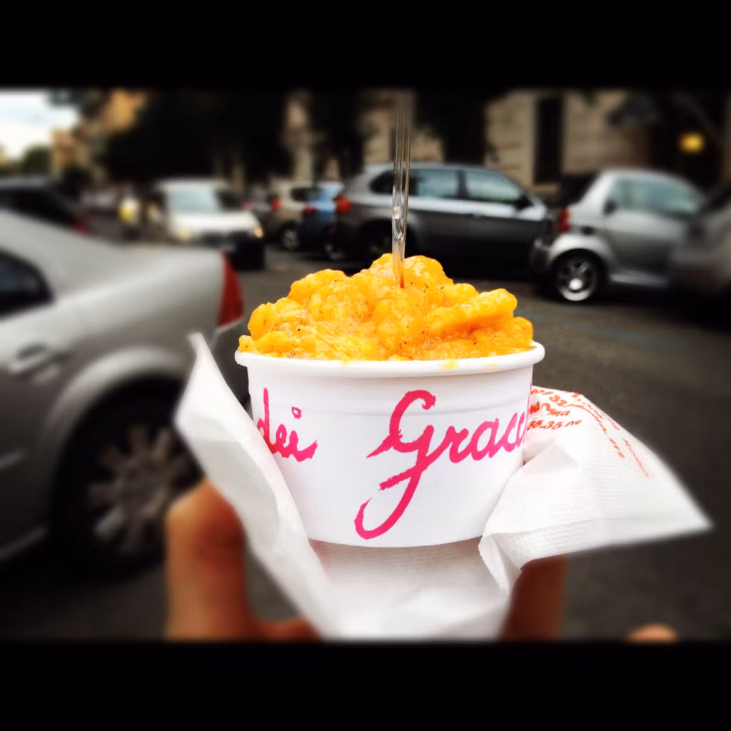 Tour Ẩm thực ở Prati &amp; Trionfale của Katie Parla (Rome, Italy): Katie Parla đã tổ chức những tour ẩm thực Rome 10 năm qua. Hãy tham gia vào cuộc dạo chơi cùng Parla ở Prati và Trionfale, ghé Pizzarium - quán có những chiếc pizza mà Parla dám ca ngợi là “pizza ngon nhất thế giới”. Hay bạn sẽ có dịp đến La Tradizione - nơi có gần 400 loại phô mai, và không nên bỏ qua kem hạt dẻ ở Gelateria dei Gracchi. Chi phí: 9 triệu đồng/người nửa ngày, và 17,5 triệu đồng/ngày, nhóm nhỏ tối đa 6 khách. Ảnh: Pinterest.