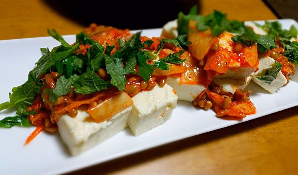 Đậu phụ yakidofu: Yakidofu là một loại đậu phụ tươi nướng qua rồi chế biến thành các món ăn khác nhau. Yakidofu được bán sẵn rất nhiều tại các siêu thị và các cửa hàng tiện lợi ở Nhật Bản. Ảnh: Snapdish.