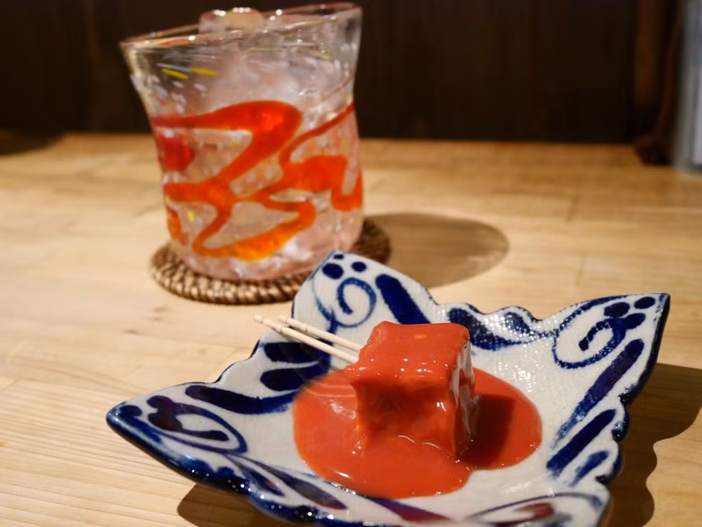 Đậu phụ tofuyo: Nếu có dịp đến thăm Okinawa, bạn sẽ có cơ hội thưởng thức đặc sản địa phương là gofuyo, thường được bán kèm đồ uống có cồn. Tofuyo được làm từ đậu tương lên men với nấm mốc koji và rượu awamori, khiến loại đậu này có hương vị mạnh và khá nồng. Ảnh: Photohito.