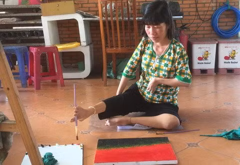 Xuc dong co gai khuyet tat tu chi van tot nghiep dai hoc