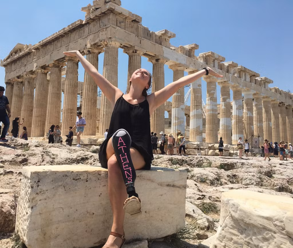 Để làm được điều này, Devon đã phun sơn đen lên chân giả và dùng phấn màu viết tên các địa điểm vào đó.