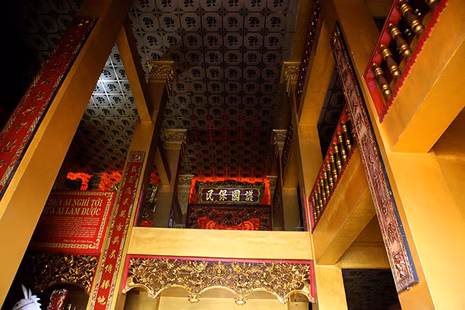 Trong lòng lăng mộ rộng gần 800 mét vuông này có tới 42 cột trụ đỡ mái rộng nặng nghìn tấn.