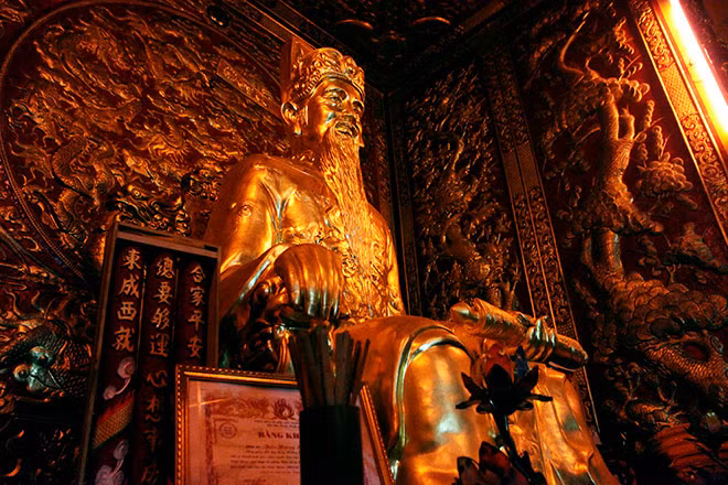 Các chi tiết được làm cầu kỳ, phủ một màu vàng và đỏ tuyệt đẹp. Đặc biệt, nơi đây có tượng các vua quan đời Trần, tất cả đều được làm bằng đồng nguyên chất, ngoài phủ vàng.