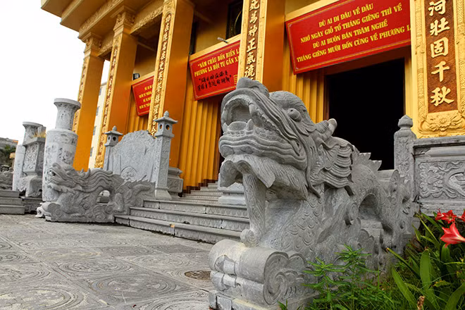 Đôi rồng đá thời Trần ngự hai bên rất đẹp, đôi lộc bình bằng đá cao quá đầu người.