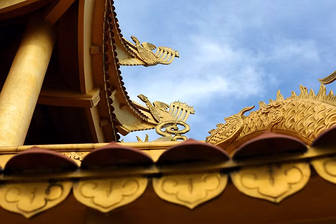 Hình thù rồng, mặt nguyệt cùng các hình vẽ, hình khắc đều được sự tư vấn của các nhàvăn hóa, sử học để cho phù hợp với kiến trúc đời Lý và đời Trần.