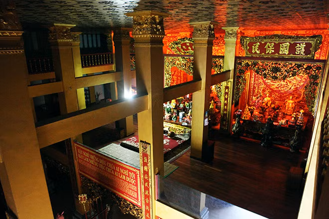 Tầng hầm gồm tổng cộng 20 căn phòng thông nhau, 4 phòng xây kín.