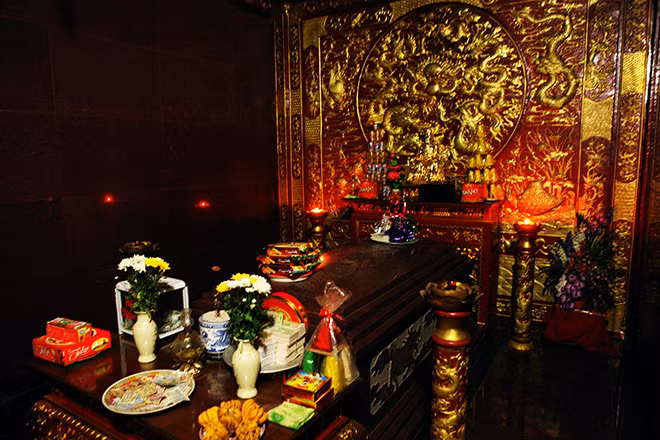 Dưới cùng là mộ Hoàng Nghị Đại Vương tức ông Trần Hoằng Nghị là cha đẻ của Thái sư Trần Thủ Độ.