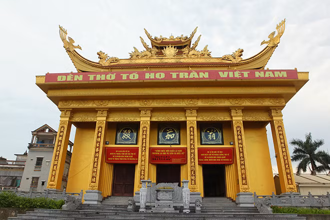 Mái tầng một của lăng mộ gồm đôi rồng khổng lồ chầu vào chiếc “bánh xe lịch sử” ở trung tâm mặt trước lăng mộ.