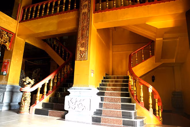 Lối lên tầng được làm cầu kỳ kết hợp giữa phong cách truyền thống và hiện đại.