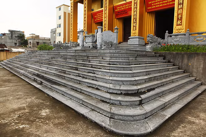 Phần trước lăng mộ là những công trình bằng đá xanh, chạm trổ rất cầu kỳ.