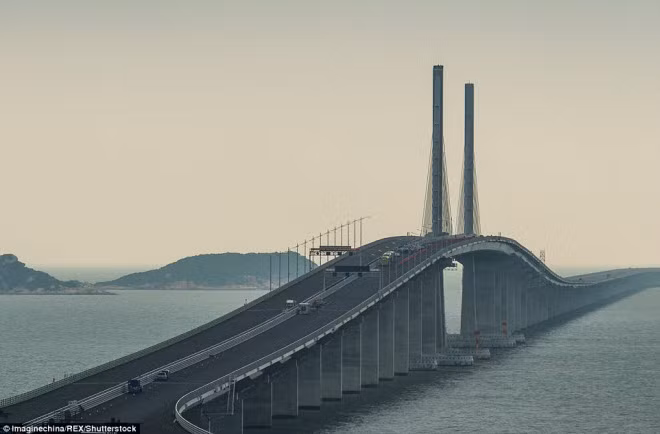 Với chiều dài 55km, đây sẽ là cây cầu biển dài nhất thế giói khi hoàn thành. Nó giúp rút ngắn thời gian di chuyển giữa thành phố Chu Hải và Hong Kong từ 3 giờ xuống còn 30 phút.