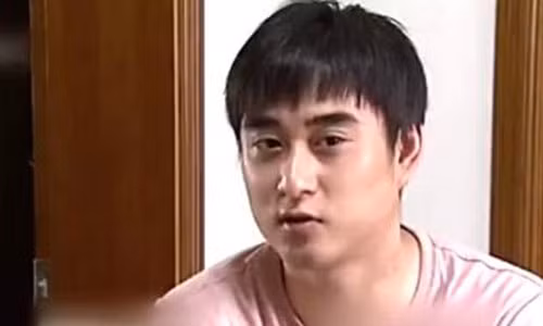 Thay con qua dep trai, me phat hien su that dau long