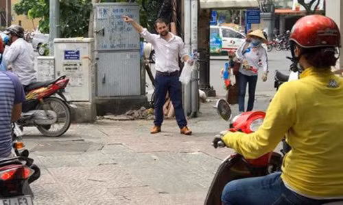 Ong Tay dung 4 tieng chan xe leo via he: Thay vui